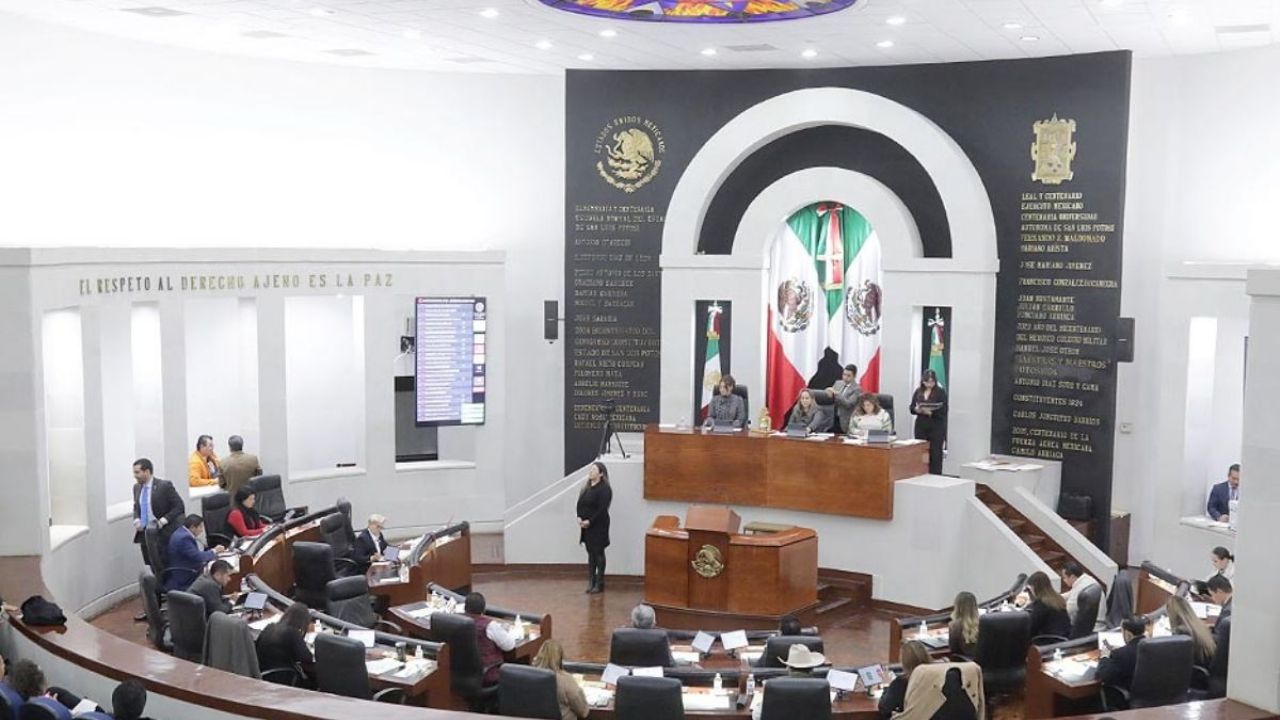 Diputados discuten la devolución de ingresos a personas sin seguridad social en importante sesión en San Luis Potosí.