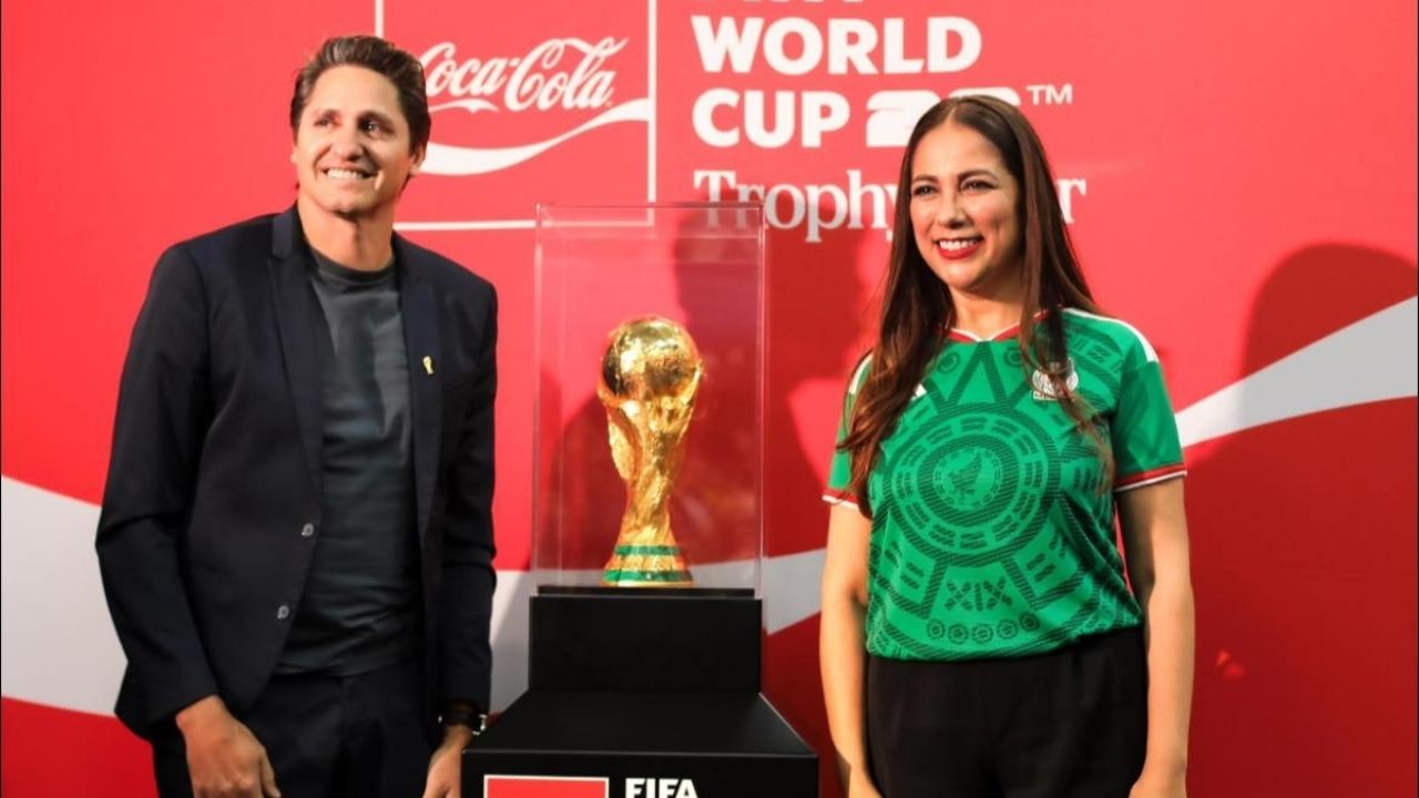 La mandataria estatal dio la bienvenida al icónico trofeo de la FIFA, que rumbo al Mundial 2026 llega a León.