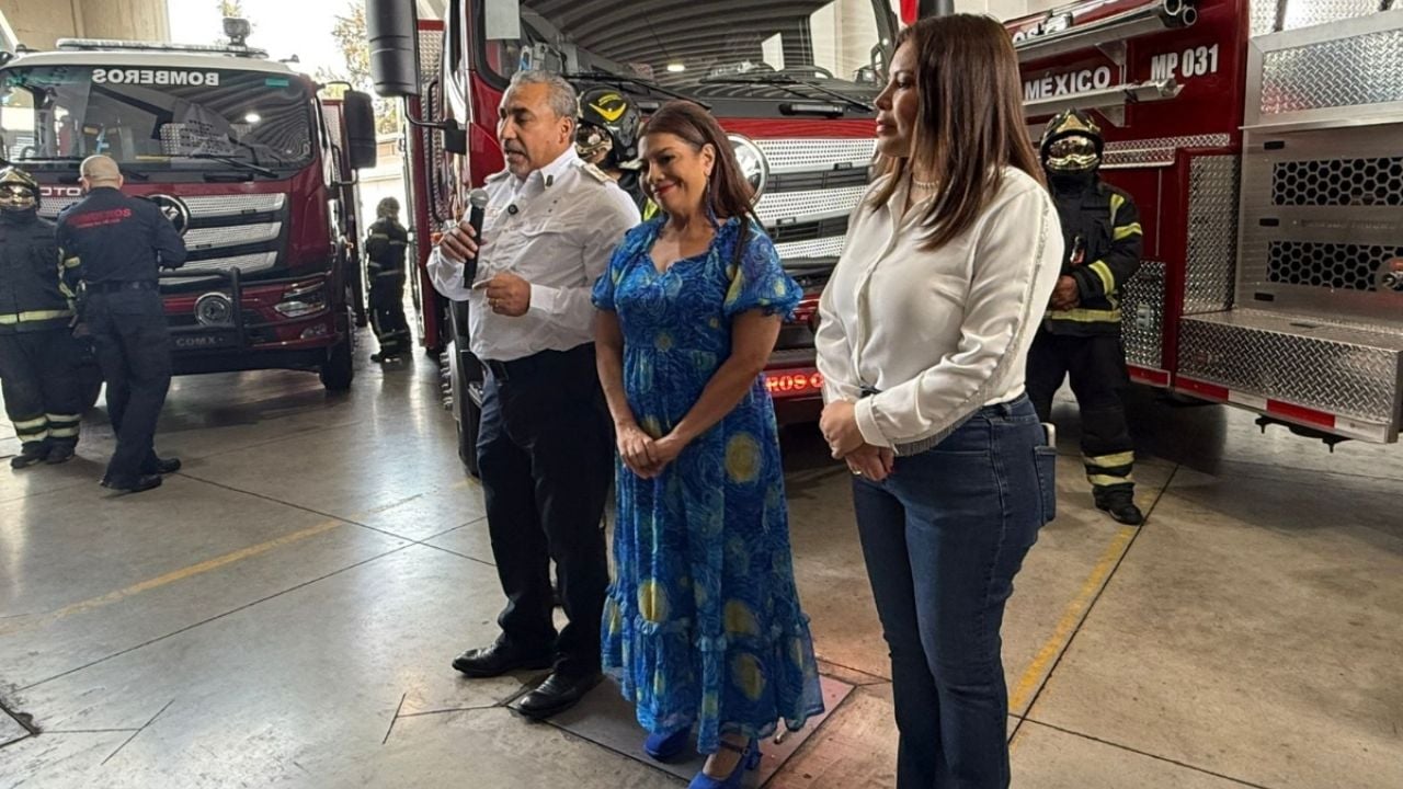 La entrega de vehículos y equipos esenciales por parte de Clara Brugada refuerza la capacidad del Cuerpo de Bomberos.