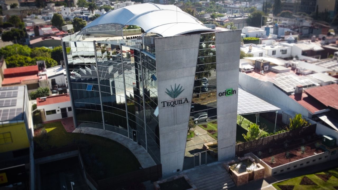 El Consejo Regulador del Tequila conmemora su 32 aniversario impulsando el reconocimiento internacional y la innovación en la industria.