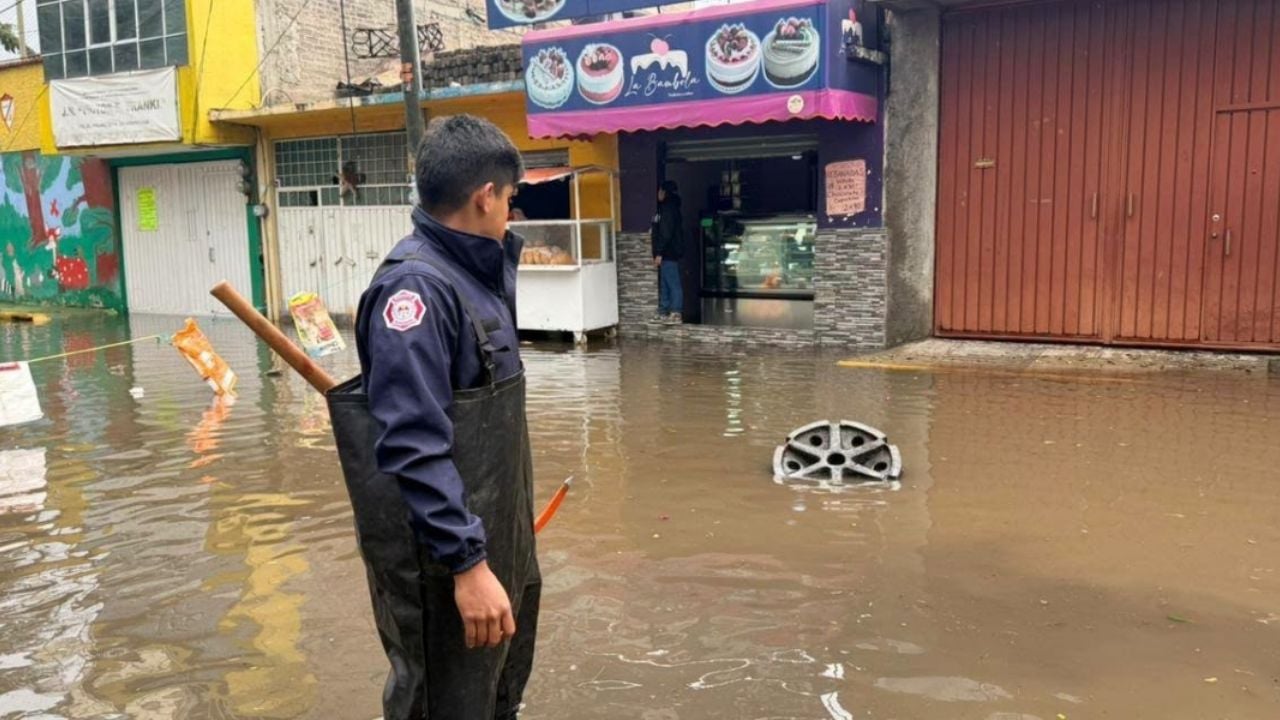 Fuertes lluvias y granizadas causan inundaciones en Valle de Chalco e Ixtapaluca, activando protocolos de emergencia en la zona.