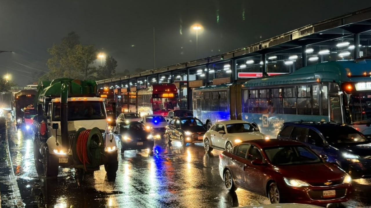 Las intensas lluvias impactaron gravemente las líneas de Metrobús y Mexibús, generando complicaciones en el transporte público.
