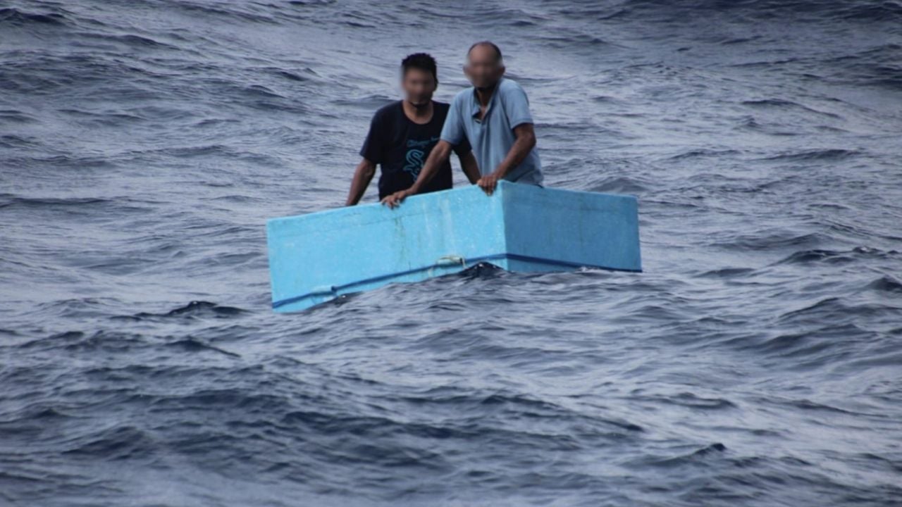 La Marina rescató con vida a pescadores de Chiapas. Flotaban en una hielera tras seis días de desaparecidos.