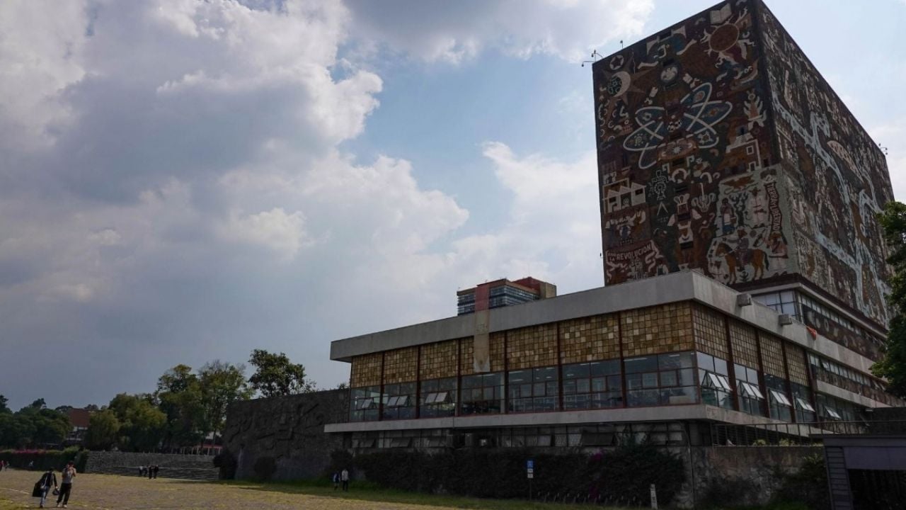 Egresados de la UNAM pueden obtener su título sin examen, una oportunidad única que no te puedes perder.