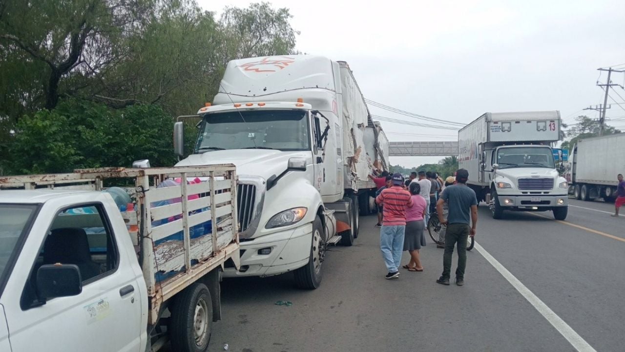 Un accidente en la carretera Villahermosa-Frontera provocó el saqueo de un tráiler con materiales eléctricos.