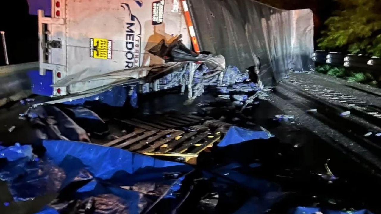 La Autopista del Sol se cierra tras dos accidentes mientras las lluvias de Simon afectan la circulación en Ejido Nuevo.