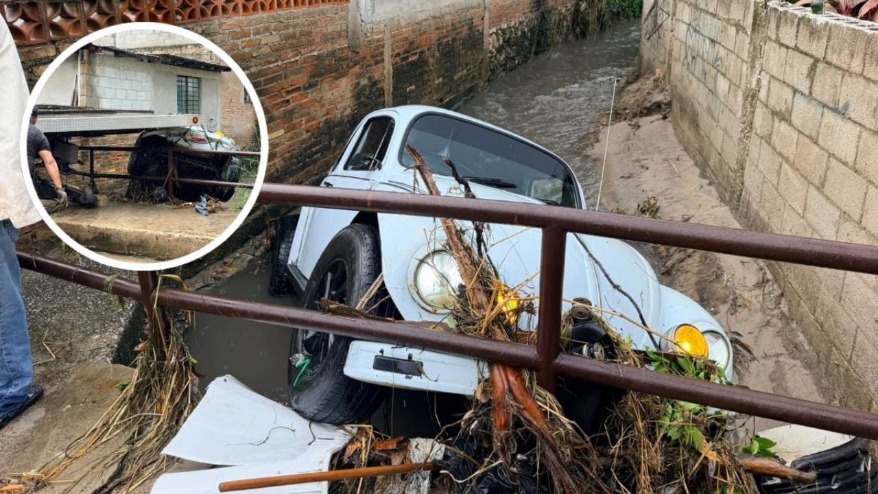 Las intensas lluvias en Tampico ocasionan dramatismo con el rescate de un vochito arrastrado por la inundación.